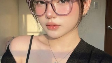 berhubungan seks di luar, lalu pacarnya menggerakkan pinggulnya ke arahnya