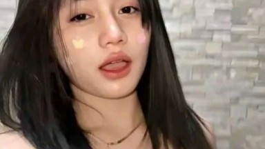 saat pria itu memasukkan mainan berbentuk aneh ke dalam vaginanya