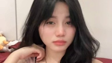 Saat Ibu ada di ruang tamu, aku masturbasi di bak mandi dan orgasme hebat