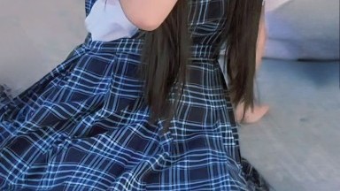 Saudari tiri berbokong besar di atas ranjang dalam video rumahan