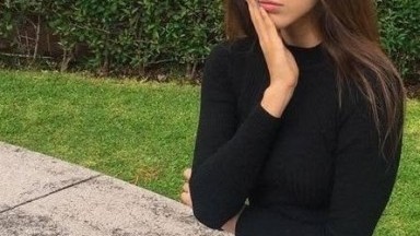 Ayah memberiku pijatan sensual di vagina kecilku yang ketat dan memijat klitorisku serta bermain-main dengan anuskuku