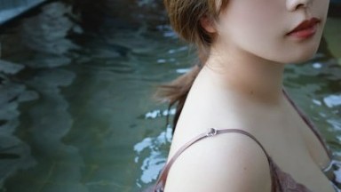 Kakak tiri memberikan pijatan sensual pada vagina kecilku yang ketat dan memijat klitorisku.