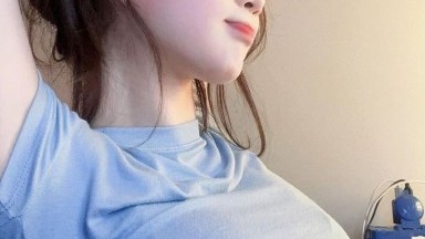 Saudari tiri perempuan yang mengenakan rok pendek pulang ke rumah menemui saudara