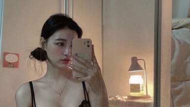 Tampilan dekat vagina merah muda saudari tiri, aku mengisap dan menjilat sampai orgasme