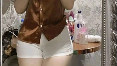 Dia sudah puas sebelum berjalan-jalan. Gadis cantik berbaju memuaskan hasrat dengan penis besar