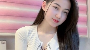 Wanita di latar depan sedang masturbasi vaginanya sebelum berangkat sekolah