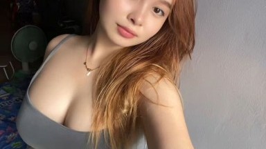 Gadis Latin kurus dan bergairah menunggangi ayah tirinya tanpa henti sampai dia ejakulasi