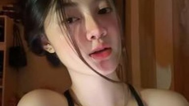 Saudari tiri yang seksi membangunkan ayah tirinya yang gemuk