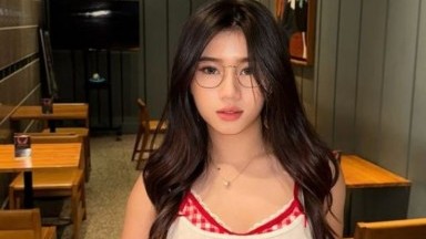 Gadis Tiri Kurus Berusia 18 Tahun yang Birahi Menunggangi Ayah Tirinya yang Mesum Hingga Ia Ejakulasi